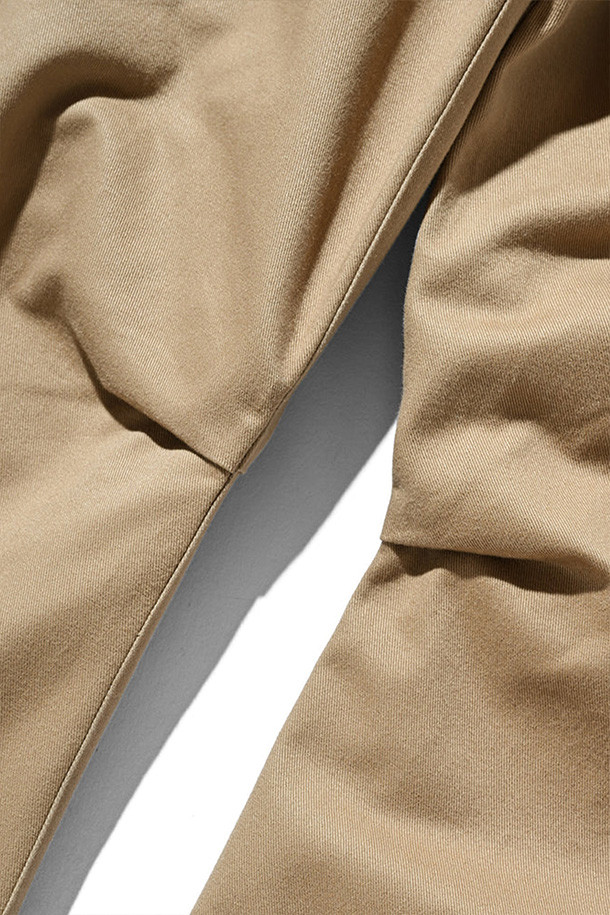 (CLESSTE) 바렐 레그 이지 팬츠 - 베이지는 캐주얼, 미니멀 스타일의 남녀 공용 긴바지입니다. 봄, 가을에 적합하며, 산책룩이나 캠핑룩에 활용하기 좋습니다. 면 소재의 무지 디자인으로, 와이드 및 배기핏의 루즈핏을 연출합니다. 허리 밴딩과 드로우코드가 있어 편안한 착용감을 제공하며, 고밀도 하이카운트 치노 소재로 제작되었습니다.
