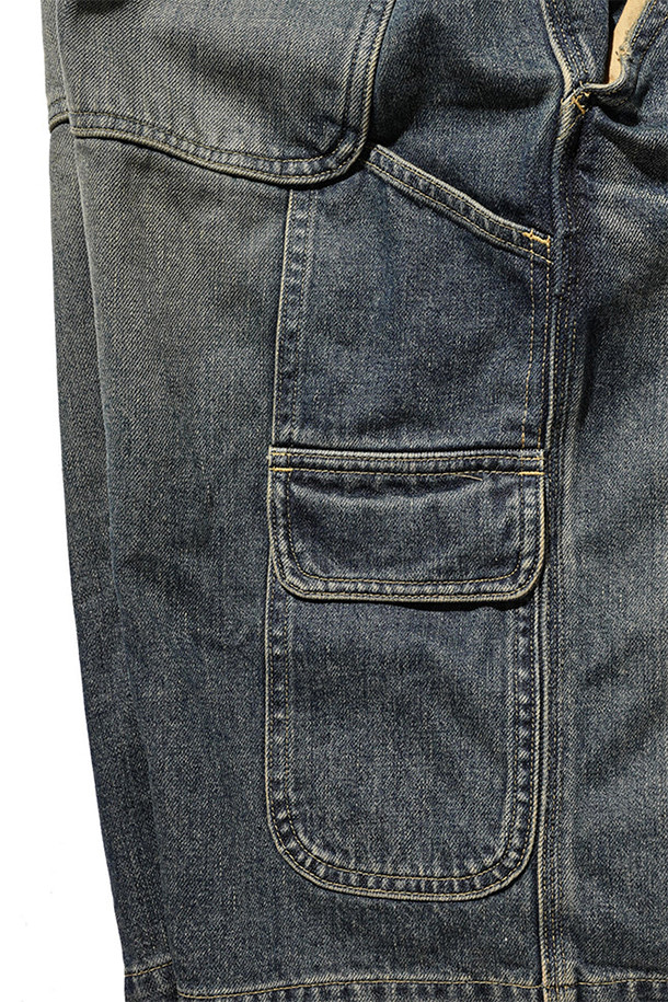 (CLESSTE) 빈티지 데님 워커 하프 팬츠 - 빈티지 인디고는 워크웨어와 캐주얼 스타일을 모두 아우르는 남성용 하프 팬츠입니다. 사계절 모두 착용 가능하며, 여행룩과 캠핑룩에 잘 어울립니다. 10.5oz의 데님 소재로 제작되었으며, 빈티지 오버다잉 처리로 독특한 색감을 연출합니다. 루즈핏으로 편안한 착용감을 제공하며, 셀비지 데님, 페인터 팬츠 디자인, 뒷면 유틸리티 포켓, 내부 드로코드 등의 디테일이 돋보입니다. 로우/하이 웨이스트로 다양하게 연출할 수 있습니다.
