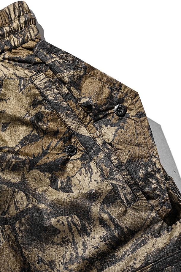 (CLESSTE) 리얼 트리 립스탑 나일론 시티 밀리터리 하프 팬츠 003 - 올리브는 남성용 바지로, 여름철 일상 및 아웃도어 활동에 적합한 밀리터리 스타일의 하프 팬츠입니다. 얇고 가벼운 립스탑 나일론 소재를 사용하여 활동성을 높였으며, 올리브 컬러의 카모 패턴이 특징입니다. 허리 밴딩과 사이즈 조절, 어저스터 조절 기능으로 편안한 착용감을 제공하며, 측면 포켓 2개로 수납성을 더했습니다. 여행룩, 휴가룩, 캠핑룩 등 다양한 TPO에 활용 가능하며, 캐주얼 및 고프코어 스타일을 연출하기 좋습니다.
