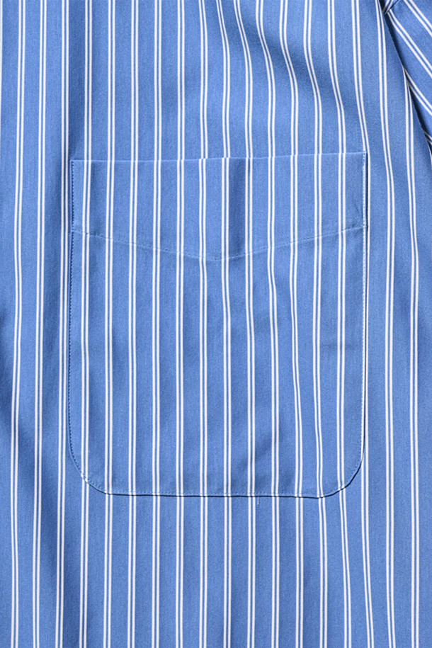 (CLESSTE) 46G 니트 에브리데이 L/S 셔츠 - 삭스 블루 스트라이프는 부드러운 니트 소재로 제작된 여성용 셔츠입니다. 얇은 두께감과 루즈핏으로 편안한 착용감을 선사하며, 봄, 가을에 적합합니다. 셔츠 칼라와 버튼다운 디자인이 특징이며, 데일리룩, 출근룩, 비즈니스 캐주얼 등 다양한 TPO에 활용할 수 있습니다. 베이직, 캐주얼, 클래식, 미니멀 스타일을 즐겨 입는 분들께 추천합니다. 삭스 블루 스트라이프 패턴이 산뜻한 포인트를 더합니다.
