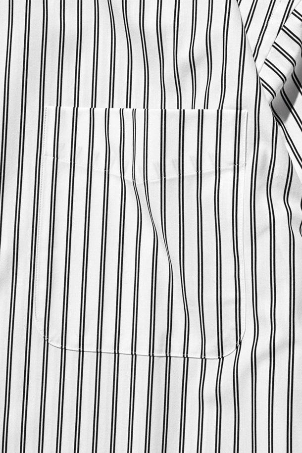 (CLESSTE) 46G 니트 에브리데이 L/S 셔츠 - 화이트 스트라이프는 여성용 니트 셔츠입니다. 부드러운 촉감의 니트 소재로 제작되어 봄, 가을에 착용하기 좋습니다. 라운드넥에 레귤러핏으로 디자인되었으며, 얇은 두께의 긴 소매로 편안하게 착용할 수 있습니다. 화이트와 블랙 스트라이프 패턴이 캐주얼하면서도 미니멀한 스타일을 연출하여 데일리룩과 출근룩에 모두 활용 가능합니다.
