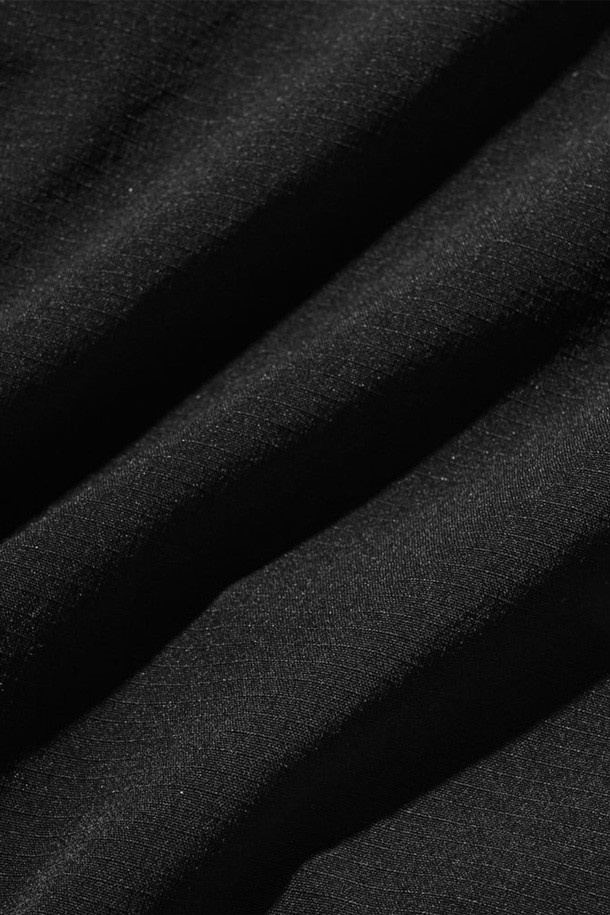 (CLESSTE) 시티 유니폼 L/S 풀오버 셔츠 - 블랙은 미니멀하고 베이직한 스타일의 남녀 공용 긴소매 셔츠입니다. 봄, 가을에 착용하기 좋으며, 오버핏으로 편안한 착용감을 선사합니다. 라운드넥 디자인에 무지 패턴으로 깔끔함을 더했으며, 출근룩이나 비즈니스 캐주얼 스타일에도 활용할 수 있습니다. 화이트 파이핑 디테일이 포인트로, 미니멀, 클래식, 캐주얼 등 다양한 스타일을 연출할 수 있습니다.
