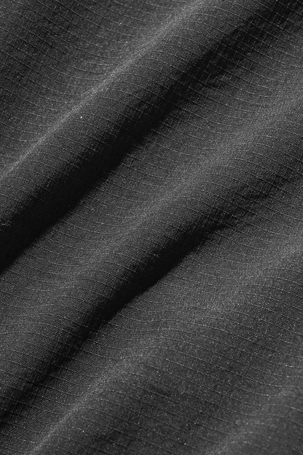 (CLESSTE) 시티 유니폼 L/S 풀오버 셔츠 - 그레이는 남녀 공용으로 착용 가능한 셔츠입니다. 봄, 가을 시즌에 적합하며, 캐주얼 및 베이직 스타일을 연출하기 좋습니다. 헨리넥 디자인에 루즈핏으로 편안한 착용감을 선사하며, 풀오버 스타일과 포켓 디테일이 특징입니다. 비즈니스 캐주얼 또는 출근룩으로 미니멀하고 클래식한 스타일을 완성해보세요. 긴소매의 무지 셔츠로 다양한 코디에 활용하기 좋습니다.
