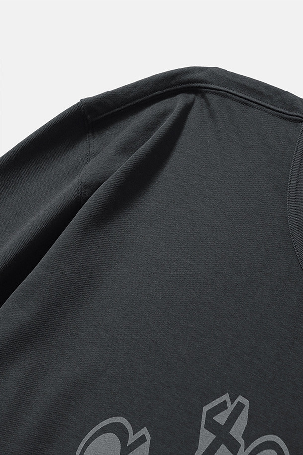 404 GNF(F) L/S 티 - 차콜은 남성용 긴팔 티셔츠입니다. 차콜 컬러에 오버핏으로 제작되어 캐주얼 및 스트릿 스타일을 연출하기 좋습니다. 봄, 가을, 겨울 계절에 적합하며, 부드러운 면 소재로 제작되어 편안한 착용감을 선사합니다. 라운드넥 디자인에 404 GRAPHIC NOT FOUND 그래픽 프린팅이 돋보이며, 골지 립 오프닝, 손목 립 시접 갈라처리, 수축 방지 가공으로 실용성을 더했습니다. 겨울철 데일리룩, 캐주얼, 스트리트, 미니멀 스타일을 즐겨 입는 분들께 추천합니다.
