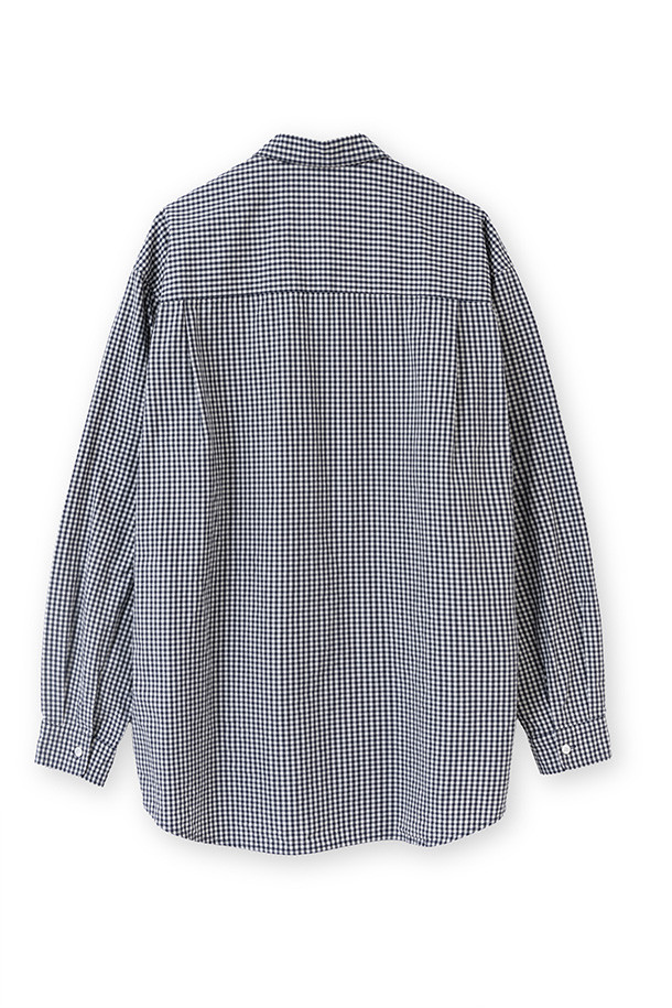 STEADY SHIRT (스테디 셔츠) - 다크 네이비는 클래식과 빈티지 무드를 담은 남성 셔츠입니다. 40수 1합 코튼 타입라이터 워셔 원단에 양면 기모, 바이오워싱 가공을 더해 부드러운 촉감을 선사합니다. 깅엄 체크 패턴과 차이나칼라, 여유로운 핏으로 편안한 착용감을 제공하며, 자개 단추와 왼쪽 가슴 포켓 디테일이 돋보입니다. 데이트룩 또는 비즈니스 캐주얼 스타일링에 적합하며, 미니멀하고 캐주얼한 스타일을 연출하기 좋습니다. 코츠사 봉제사 사용으로 내구성을 높였습니다.
