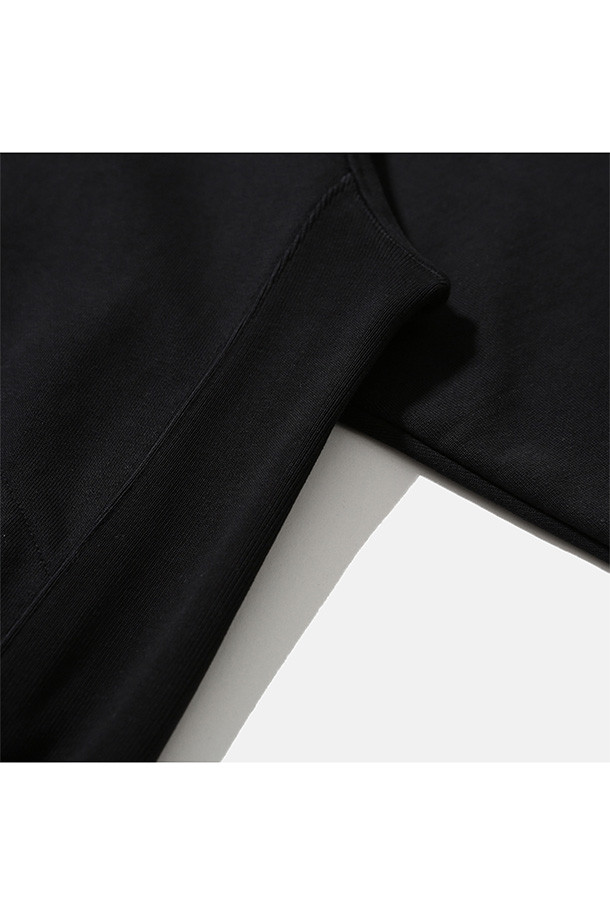 블랙 색상의 BAGGY ZIP 후드 스웨트입니다. 넉넉한 오버핏과 루즈핏으로 편안한 착용감을 선사하며, 가을과 겨울에 따뜻하게 입을 수 있습니다. 부드러운 면과 폴리에스테르 혼방 소재로 제작되었으며, 두꺼운 두께감으로 보온성을 높였습니다. 2웨이 지퍼, 사이드 패치 포켓, 손목 립 처리, 가먼트 워싱 디테일이 돋보입니다. 캠핑룩, 집콕룩, 캐주얼, 미니멀, 클래식 스타일을 연출하기 좋습니다.
