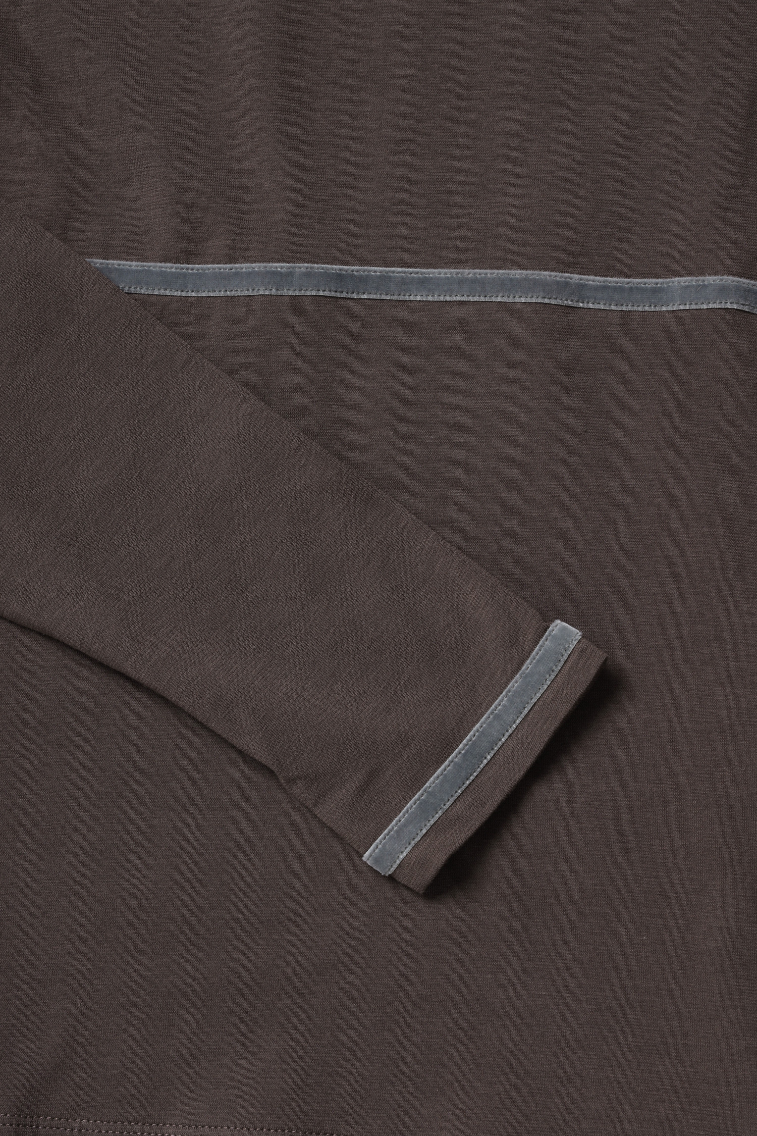 (팔로마 울) no 2239 / 밤부 - TW4301326 브라운 티셔츠는 부드러운 오가닉 코튼 소재의 긴 소매 티셔츠입니다. 봄, 가을에 어울리는 레귤러핏으로, 라운드넥 디자인과 얇은 두께로 제작되었습니다. 가슴과 소매 부분에 벨벳 리본 디테일이 더해져 미니멀하면서도 걸리시한 무드를 연출하며, 데이트룩에 적합합니다. 브라운 컬러의 무지 디자인으로, 미니멀, 클래식 스타일을 선호하는 분들께 추천합니다. 은은한 광택이 도는 벨벳 리본이 포인트로, 세련된 포인트를 더합니다.
