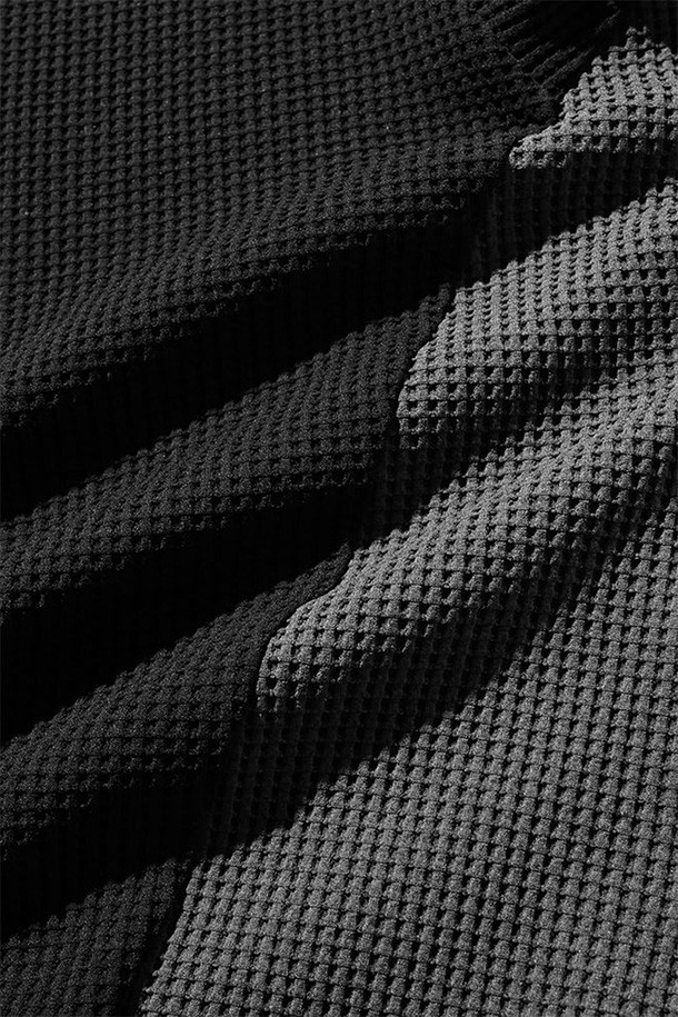 (CLESSTE) 시티 S/S 라이트 써멀 풀오버 - 블랙 X 그레이는 가볍고 편안한 착용감을 선사하는 공용 반소매 티셔츠입니다. 블랙과 그레이 컬러 배색으로 어떤 스타일에도 잘 어울리며, 일상 및 아웃도어 활동 모두에 적합합니다. 신축성이 뛰어나 활동성을 보장하며, 구김 방지 기능으로 관리가 용이합니다. 라운드넥 디자인에 레귤러핏으로 제작되었으며, 드로우스트링 밑단으로 핏 조절이 가능합니다. 폴리에스터 소재로 제작되어 부드러운 촉감을 느낄 수 있으며, 사계절 내내 활용하기 좋습니다.
