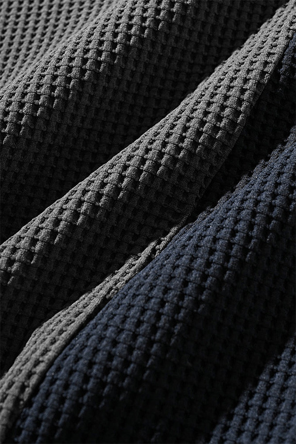 (CLESSTE) 시티 S/S 라이트 써멀 풀오버 - 그레이 & 네이비는 남성용 반소매 상의입니다. 부드러운 촉감의 폴리에스터 소재로 제작되었으며, 봄, 여름 시즌에 적합합니다. 레귤러핏 라운드넥 디자인에, 얇은 두께로 편안한 착용감을 제공합니다. 밑단 드로우스트링으로 핏 조절이 가능하며, 구김이 잘 가지 않는 실용적인 제품입니다. 일상 및 아웃도어 활동, 특히 산책룩이나 캠핑룩에 캐주얼, 스포티, 미니멀 스타일로 활용하기 좋습니다.
