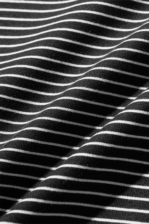 (CLESSTE) "C" 스트라이프 매시브 티셔츠 (블랙 X 화이트)는 남녀 모두 착용 가능한 캐주얼 및 스트릿 스타일의 오버핏 반소매 티셔츠입니다. 블랙과 화이트 컬러의 스트라이프 패턴이 돋보이며, 밑단 양쪽에 어저스터가 부착되어 사이즈 조절이 용이합니다. CLESSTE 시그니처 로고가 디자인되어 브랜드의 아이덴티티를 더합니다. 봄, 여름, 가을에 활용하기 좋은, 데일리룩에 포인트를 더해줄 아이템입니다. 미니멀한 스타일 연출에도 적합합니다.
