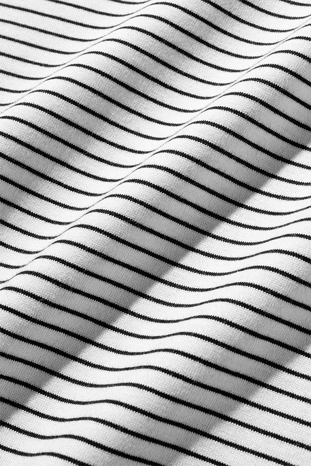 (CLESSTE) "C" 스트라이프 매시브 티셔츠 (화이트 X 블랙)는 남녀 모두 착용 가능한 오버핏 티셔츠입니다. 캐주얼, 스트릿 스타일을 위한 디자인으로, 봄, 여름 시즌에 적합합니다. 밑단 양쪽의 어저스터로 사이즈 조절이 가능하며, CLESSTE 시그니처 심볼 로고가 특징입니다. 3XL 사이즈에 해당하는 넉넉한 빅사이즈로 편안한 착용감을 선사합니다. 화이트와 블랙의 스트라이프 패턴이 돋보이는 반소매 티셔츠입니다.
