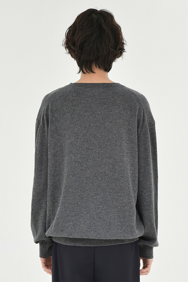 엑스트라 슈퍼 파인 브이넥 니트 - 차콜은 부드러운 촉감과 보온성을 갖춘 남성용 니트입니다. 엑스트라 수퍼 파인 울 100% 소재로 제작되어 고급스러운 착용감을 선사하며, 얇은 두께감으로 가을부터 겨울까지 활용하기 좋습니다. 차콜 컬러의 베이직하고 미니멀한 디자인으로 다양한 스타일 연출이 용이하며, 데일리룩 및 출근룩에 적합합니다. 소매단과 밑단 리브 처리로 깔끔한 마무리를 더했으며, 드라이클리닝을 권장합니다. 여유로운 핏의 긴소매 브이넥 니트로 미니멀, 클래식, 캐주얼 스타일을 즐겨보세요.
