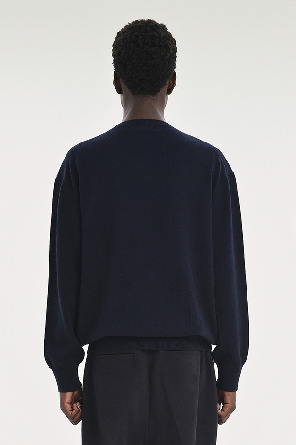 다크 네이비 색상의 Extra Super Fine V넥 니트입니다. 울 100% 소재에 EXTRA SUPER FINE WOOL 원사를 사용하여 부드러운 촉감을 선사합니다. 얇은 두께감으로 가을과 겨울철에 따뜻하게 착용할 수 있으며, 여유로운 핏으로 편안함을 더했습니다. 소매단과 밑단 리브 처리로 디자인의 완성도를 높였으며, 드라이클리닝을 권장합니다. 베이직한 스타일로 겨울 데일리룩, 출근룩, 오피스룩 등 다양한 TPO에 활용하기 좋습니다.
