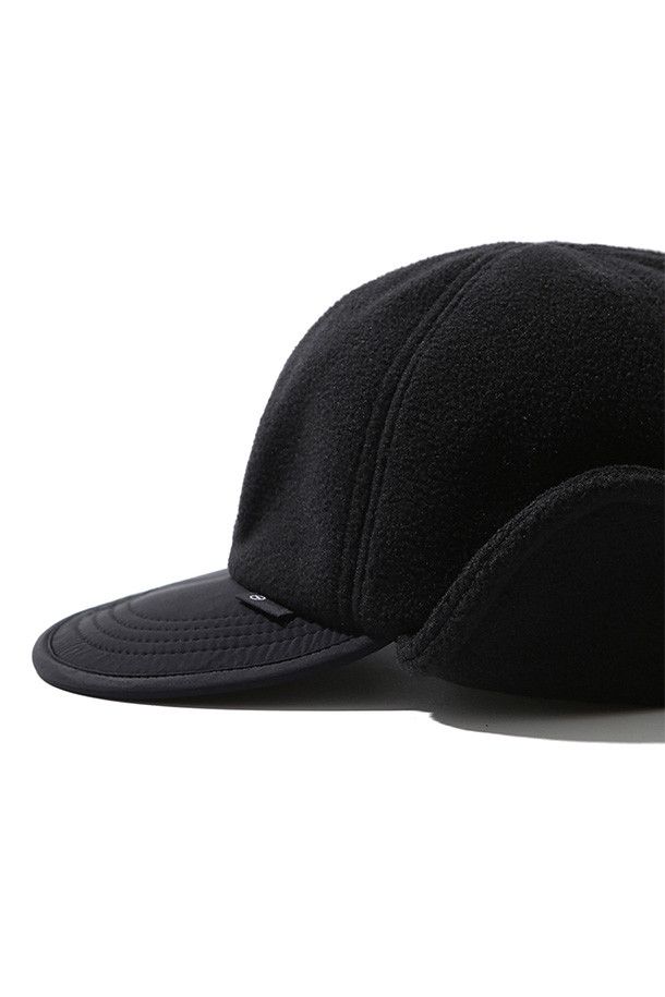 HIKER TROOPER CAP (하이커 트루퍼 캡) - 블랙은 하이킹 및 일상 활동에 적합한 깊은 모자 깊이의 트루퍼캡입니다. 부드러운 촉감의 폴리에스테르와 나일론 혼방 소재로 제작되어 겨울철 보온성을 제공하며, 흡습 및 속건 기능으로 쾌적함을 유지합니다. 접이식 귀덮개와 후면 버클 클로저를 통해 착용감을 조절할 수 있으며, 무지 디자인에 버클 장식이 더해져 캐주얼, 고프코어, 미니멀 스타일을 연출합니다. 등산룩과 캠핑룩에 매치하여 스타일리시한 겨울 패션을 완성해보세요.
