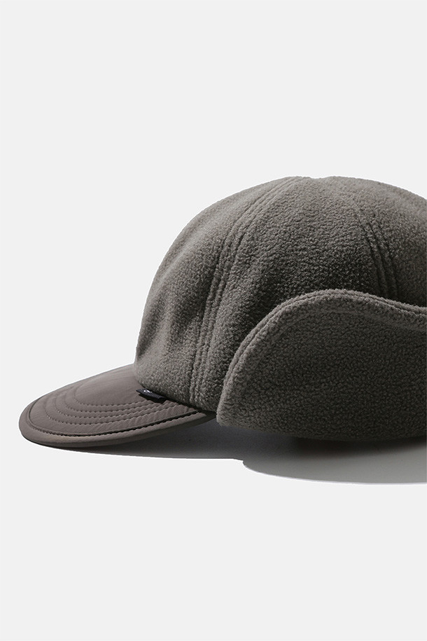 **하이커 트루퍼 캡 - 애쉬 브라운**은 하이킹과 일상생활에서 따뜻함과 스타일을 모두 잡을 수 있는 겨울철 방한 모자입니다. 부드러운 촉감의 플리스 소재와 두꺼운 두께로 뛰어난 보온성을 제공하며, 귀덮개와 버클 디자인이 특징입니다. 폴리에스테르와 나일론 혼방으로 제작되어 흡습, 속건 기능은 물론, 깊은 모자 깊이와 챙 부분의 심볼 라벨이 돋보입니다. 애쉬 브라운 컬러의 무지 디자인으로 캐주얼, 고프코어, 미니멀 스타일의 등산룩과 캠핑룩에 활용하기 좋습니다. 후면 버클 클로저를 통해 사이즈 조절이 가능합니다.
