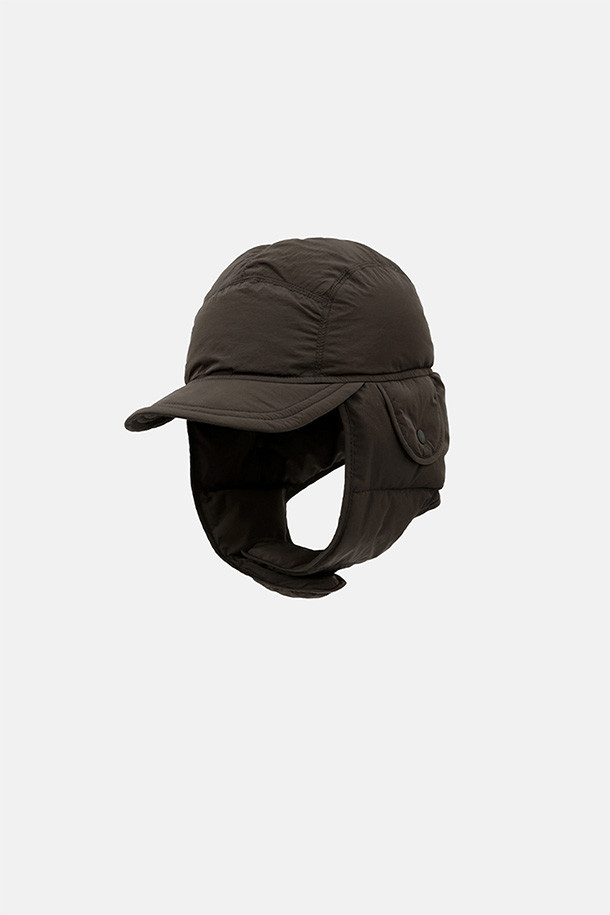 올리브 브라운 색상의 COLD WEATHER INSULATED 캡, 귀달이 모자입니다. 나일론과 덕다운 소재로 제작되어 겨울철 보온성을 극대화합니다. 깊은 모자 깊이와 숏 챙, 두꺼운 두께감으로 혹한기에도 따뜻하게 착용할 수 있습니다. 스트링과 스토퍼 디테일로 사이즈 조절이 용이하며, 귀덮개가 있어 찬 바람을 효과적으로 막아줍니다. 등산룩, 캠핑룩, 산책룩 등 다양한 아웃도어 활동은 물론, 캐주얼, 고프코어, 미니멀 스타일에도 잘 어울립니다.
