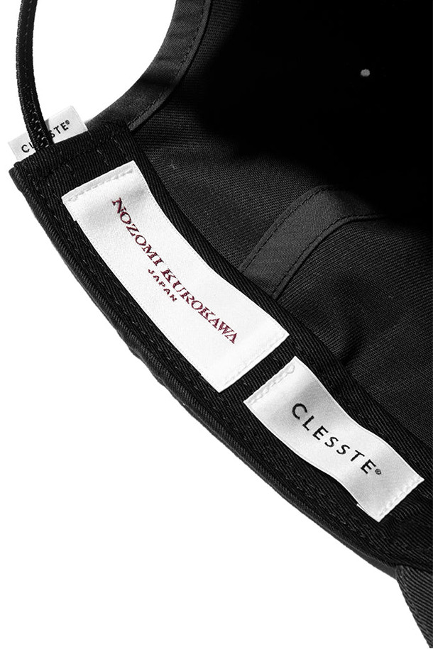 C ACTIVE CITY CAP 003 - BLACK X WHITE는 남녀 모두 착용 가능한 캡모자입니다. 블랙과 화이트 색상 조합으로, 봄, 여름, 가을에 착용하기 좋으며, 중간 챙 넓이와 로고 패턴이 특징입니다. 6패널 디자인에 반사 재질 스트레치 코드가 디자인 장식으로 더해졌으며, 50-61cm 사이즈 조절이 가능합니다.