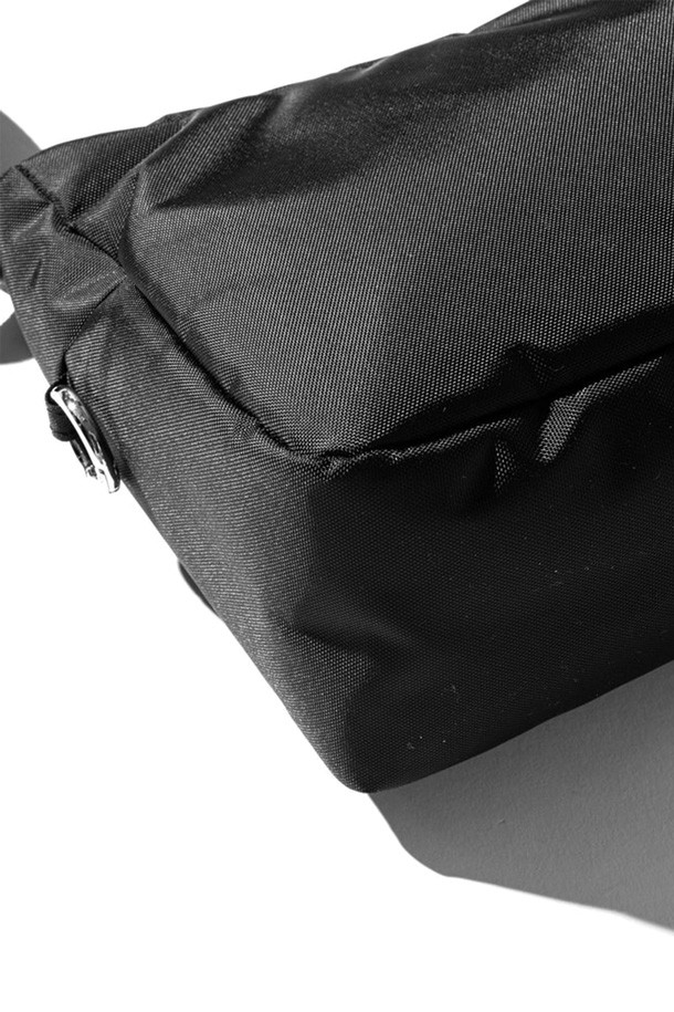 (CLESSTE) 홀리데이 백 미니 - 블랙은 미니멀하고 캐주얼한 스타일을 추구하는 여성 고객을 위한 가방입니다. 가볍고 내구성이 뛰어난 나일론 소재로 제작되었으며, 사각형 디자인에 무지 패턴으로 깔끔함을 더했습니다. 숄더백 또는 크로스백으로 연출 가능하며, 지퍼형 잠금 방식으로 소지품을 안전하게 보관할 수 있습니다. 일상생활에서 휴대폰이나 카메라 등 간단한 소지품을 수납하기에 적합하며, 미니멀한 디자인으로 다양한 스타일에 매치하기 좋습니다.
