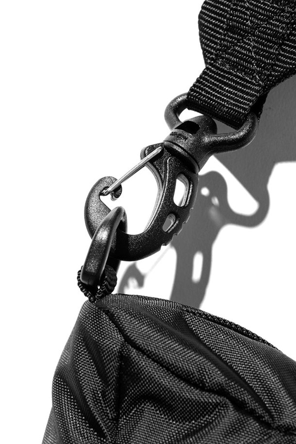 (CLESSTE) 멀티 포켓 홀리데이 백 - 블랙은 여행룩, 캐주얼, 미니멀, 시티보이 스타일을 위한 남성용 가방입니다. 옥스포드 원단으로 제작되어 생활 방수 기능과 경량성을 갖췄으며, 11인치 아이패드 수납이 가능합니다. 다수의 외부 포켓과 4개의 내부 포켓, 지퍼형 잠금 방식으로 실용적인 수납 공간을 제공합니다. 무지 패턴의 사각 가방 디자인에 카라비너 장식이 더해져 세련된 느낌을 선사합니다. 여행 및 일상에서 폭넓게 활용할 수 있는 데일리 백입니다.
