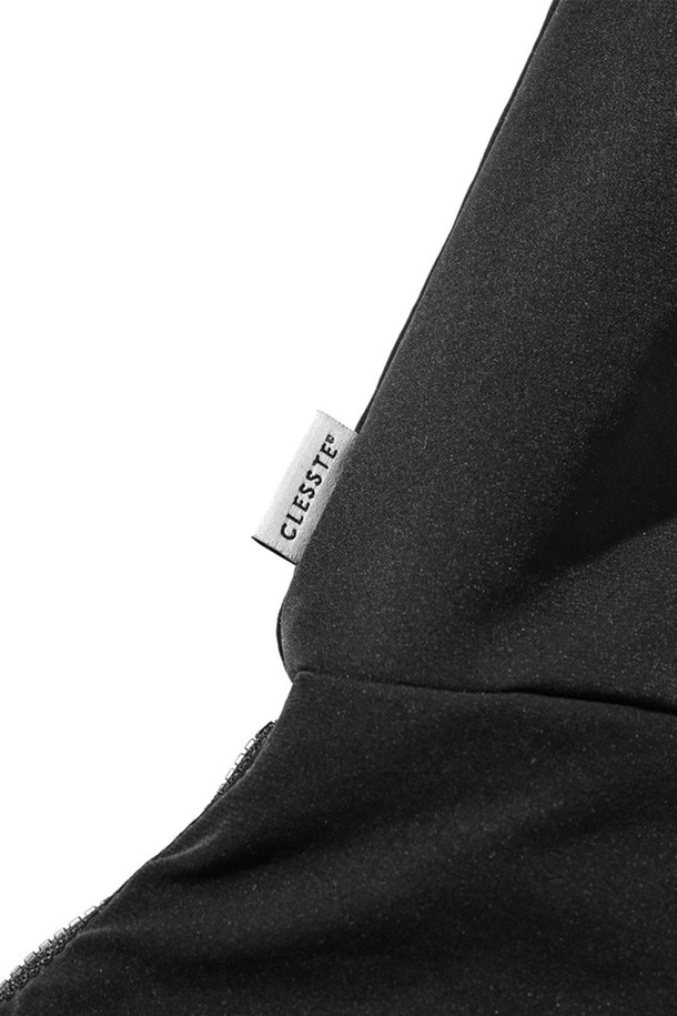 (CLESSTE) 소프트 쉘 시스템 어드저스터 백 - 블랙은 미니멀, 캐주얼, 시크 스타일을 추구하는 남성 고객을 위한 가방입니다. 부드러운 나일론 소재의 반원 형태 크로스백으로, 블랙 색상에 버클 디테일로 포인트를 주었습니다. 가방 내부에는 넉넉한 수납공간이 마련되어 있으며, 스트랩 조절을 통해 편리하게 사이즈를 조절할 수 있습니다. 일상생활에서 다양한 소지품을 안전하고 스타일리시하게 휴대할 수 있는 실용적인 아이템입니다.
