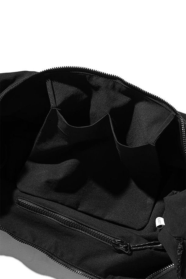 (CLESSTE) 소프트 쉘 2웨이 시스템 숄더백 - 블랙은 미니멀하고 시크한 스타일을 추구하는 남성들을 위한 숄더백입니다. 부드러운 폴리에스테르 소재로 제작되어 고기능성, 신축성, 내구성 및 유연성을 제공합니다. 2WAY 디자인으로 다양한 연출이 가능하며, 노트북 수납 공간을 갖춰 출근룩에 적합합니다. 탈부착 가능한 키링과 2개의 외부 포켓, 내부 지퍼 및 분할 포켓으로 실용성을 더했습니다. 블랙 색상의 무지 디자인에 지퍼형 잠금 방식으로 깔끔함을 더했습니다.
