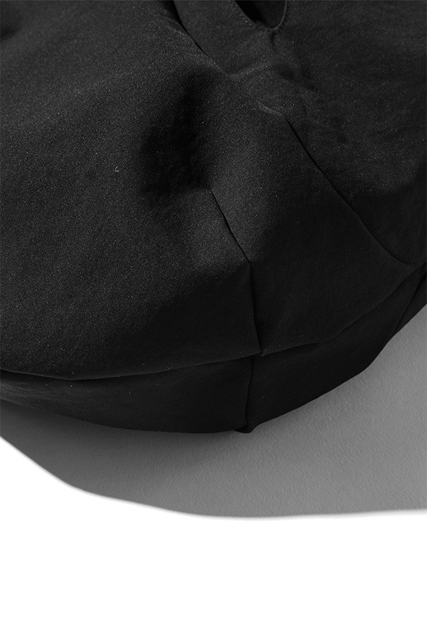 (CLESSTE) 소프트 쉘 퓨처 백 - 블랙은 미니멀, 클래식, 시크 스타일을 추구하는 남성을 위한 숄더백/크로스백입니다. 유기적인 타원형 포켓 디자인과 지퍼 디테일이 돋보이며, 고탄성, 내구성, 유연성을 갖춘 이중직 원단 TEXBRID를 사용하여 제작되었습니다. 미디엄 사이즈의 블랙 색상 무지 가방으로, 출근룩, 비즈니스 캐주얼, 여행룩 등 다양한 TPO에 활용 가능합니다. 가방 잠금 방식은 지퍼형이며, 숄더백 또는 크로스백으로 활용할 수 있어 실용적입니다.
