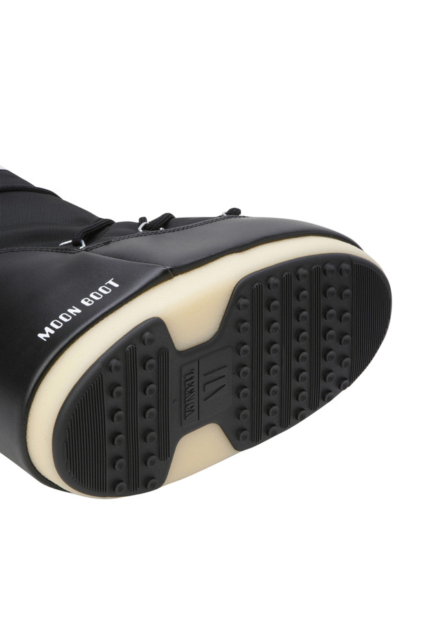 엠비 아이콘 나일론 부츠 - 블랙은 유아동을 위한 겨울 부츠입니다. 발수 기능의 나일론, PVC, 고무 소재로 제작되었으며, 무지 패턴에 레이스업 방식의 신발 끈으로 착용감을 조절할 수 있습니다. 실버톤 메탈 아일릿과 교차형 튜브 레이스가 특징이며, 미끄럼 방지 고무 트레드 밑창으로 안전성을 높였습니다. 일상, 산책, 동네 마실룩 등 다양한 겨울 데일리룩에 캐주얼, 미니멀, 고프코어 스타일로 연출하기 좋습니다. 방수 및 미끄럼 방지 기능을 갖춰 활동적인 아이들에게 적합합니다.
