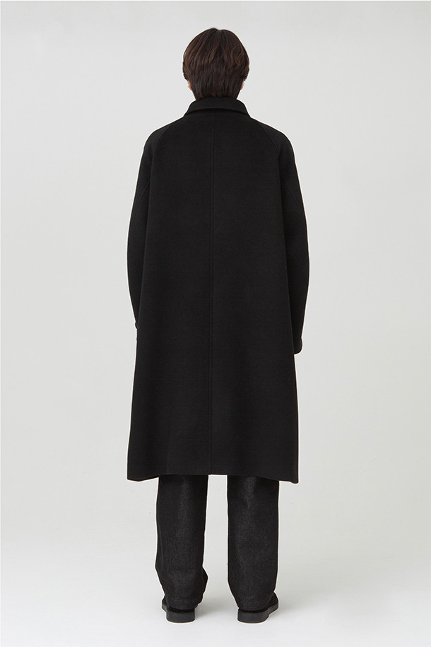 발마칸 코트 - 블랙은 호주산 파인 램스울을 사용하여 부드러운 촉감을 선사하며, 가을과 겨울 시즌에 적합한 두꺼운 두께감으로 제작되었습니다. 래글런 소매와 웰트 포켓, 안주머니, 칼라 비조 디테일이 돋보이는 발마칸 코트입니다. A라인 핏에 무지 패턴, 롱 기장으로 클래식하고 베이직한 스타일을 연출합니다. 버튼 여밈 방식의 블랙 컬러 코트로, 출근룩, 겨울 데일리룩, 비즈니스 캐주얼 등 다양한 TPO에 활용 가능합니다. 미니멀하고 시크한 스타일을 선호하는 남성분들께 추천합니다.
