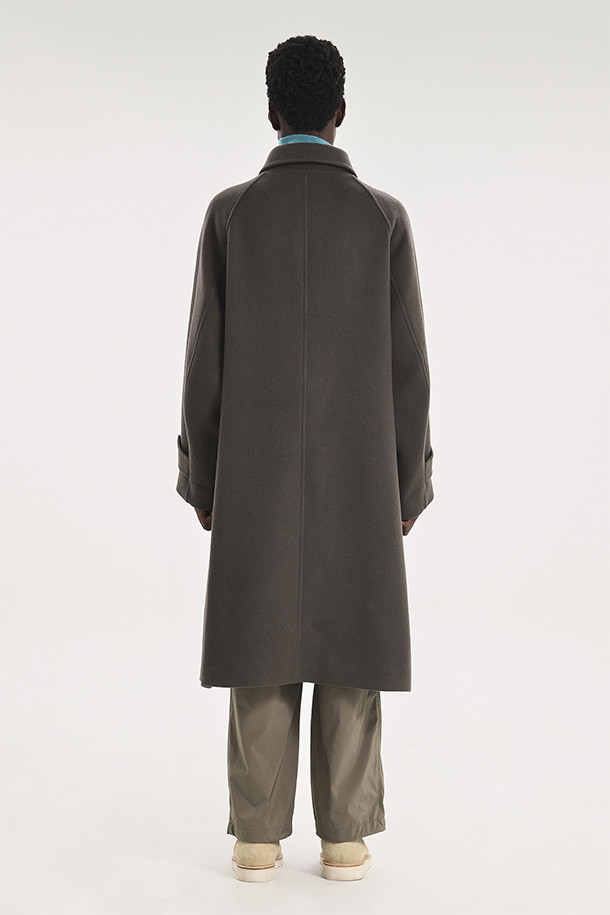 발마칸 코트 - 올리브 그레이는 가을과 겨울, 일상 속에서 클래식하고 미니멀한 스타일을 연출하기에 완벽한 남성용 아우터입니다. 호주산 파인 램스울을 사용하여 부드러운 촉감과 두꺼운 두께감을 자랑하며, 래글런 소매와 웰트 포켓 디테일로 실용성을 더했습니다. A라인 핏과 롱 기장으로 세련된 실루엣을 완성하며, 칼라 비조와 안주머니, 안감 벰버그, 폴리에스터 소재로 마감하여 보온성을 높였습니다. 버튼 여밈 방식으로 제작되었으며, 올리브 그레이 컬러는 어떤 룩에도 자연스럽게 녹아들어 겨울 데일리룩, 출근룩, 데이트룩 등 다양한 TPO에 활용하기 좋습니다.
