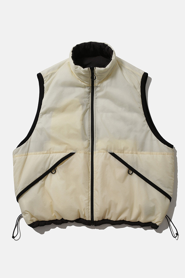 리버서블 퍼프 베스트 - 블랙/에크루는 남성용 아우터 베스트입니다. 캐주얼, 스포티, 미니멀한 스타일을 모두 아우르며, 가을과 겨울 두 계절에 걸쳐 데일리룩, 산책룩, 여행룩에 폭넓게 활용할 수 있습니다. 블랙과 에크루, 두 가지 컬러로 출시되어, 리버서블 디자인으로 한 벌로 두 가지 스타일을 연출할 수 있습니다. 루즈핏에 지퍼형 여밈 방식, 스탠드 카라, 지퍼 포켓, 사이드 포켓, 밑단 스토퍼, 그리고 신슐레이트 충전재를 적용하여 보온, 방수, 통기 기능을 제공합니다. 나일론 소재로 제작되어 두꺼운 두께감을 자랑합니다.
