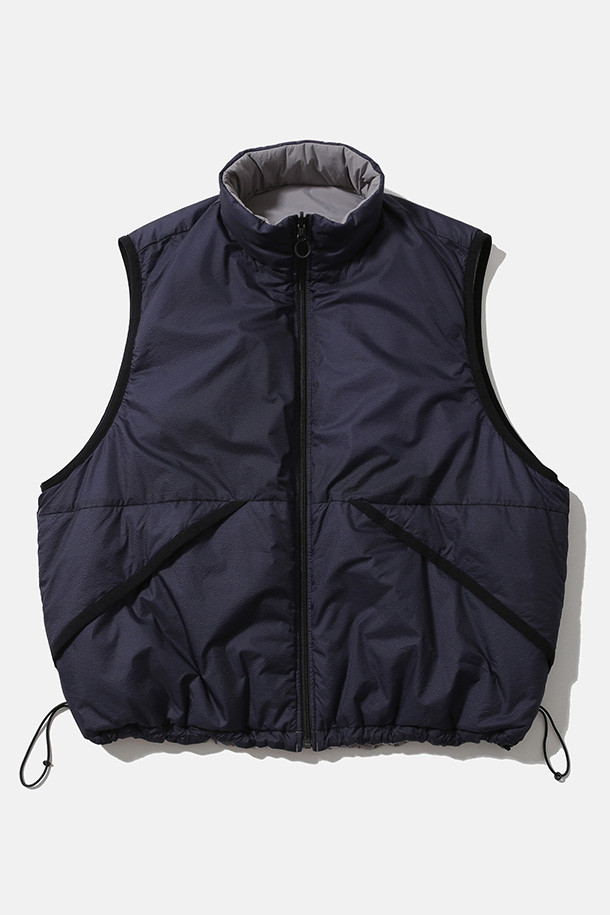 **REVERSIBLE PUFF VEST - CLOUD GRAY/NAVY (리버서블 패딩 베스트 - 클라우드 그레이/네이비)**

클라우드 그레이와 네이비 컬러 양면으로 착용 가능한 남성용 리버서블 패딩 베스트입니다. 가을, 겨울 시즌에 적합하며, 캐주얼 및 스포티 스타일을 연출할 수 있습니다. 넉넉한 루즈핏으로 편안한 착용감을 제공하며, 지퍼형 여밈과 스탠드 카라 디자인으로 보온성을 높였습니다. 방수, 보온, 통기 기능에 신슐레이트 충전재를 사용하여 한겨울에도 따뜻하게 입을 수 있습니다. 일상, 산책, 여행 등 다양한 TPO에 활용하기 좋은 아이템입니다.
