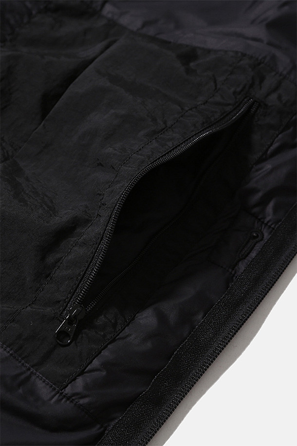 밀 라이너 재킷 - 블랙은 밀리터리 스타일과 캐주얼 무드를 동시에 느낄 수 있는 공용 라이너 재킷입니다. 두껍고 부드러운 나일론, 폴리에스테르 혼방 소재로 제작되어 간절기부터 겨울까지 따뜻하게 착용 가능하며, 루즈핏으로 편안한 착용감을 선사합니다. V넥 라인, 2웨이 지퍼, 다양한 포켓 디테일, 밑단 스토퍼, 이중 소매 커프스 및 신슐레이트 충전재가 적용되어 보온, 방풍, 경량, 통기 기능을 갖췄습니다. 겨울 데일리룩, 여행룩, 캐주얼, 미니멀, 워크웨어 스타일을 즐겨 입는 분들께 추천합니다.
