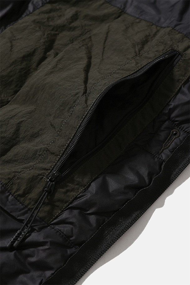 밀 라이너 재킷 - 스톤은 일상, 아웃도어 활동에 적합하며 간절기와 겨울에 따뜻하게 착용할 수 있는 남성용 라이너 재킷입니다. 부드러운 촉감의 나일론과 폴리에스터 혼방 소재에 두꺼운 두께감으로 제작되어 보온성과 방풍 기능을 제공합니다. 루즈핏 디자인에 V넥 라인, 2웨이 지퍼, 지퍼 가슴 포켓, 패치 포켓, 밑단 스토퍼 등 밀리터리 스타일의 디테일을 더했습니다. 신슐레이트 충전재와 이중 소매 커프스로 보온성을 높였으며, 가볍고 통기성이 뛰어나 편안하게 착용 가능합니다. 캐주얼, 미니멀, 클래식 스타일을 즐겨 입는 분들께 추천합니다.
