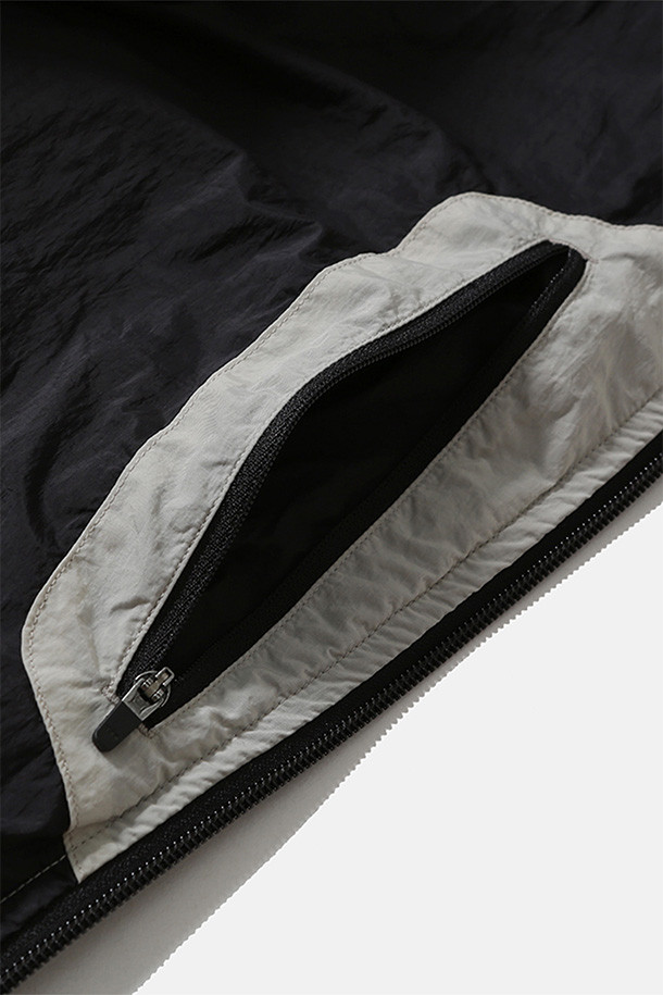 따뜻함과 스타일을 모두 갖춘 DOUBLE-ZIP INSULATED PARKA - 오이스터입니다. 부드러운 메탈릭 크링클 나일론 겉감과 보온성이 뛰어난 신슐레이트 충전재로 제작되어 한겨울 추위에도 끄떡없습니다. 2웨이 지퍼, 워머 포켓, 메쉬 가리개, 바인딩 처리된 밑단과 소매단 등 섬세한 디테일이 돋보이며, 오버핏 디자인으로 편안한 착용감을 선사합니다. 캐주얼, 미니멀, 고프코어 스타일을 즐기는 분들께 겨울철 데일리룩, 산책룩, 여행룩으로 추천합니다. 방풍 및 통기 기능으로 쾌적함까지 더했습니다.
