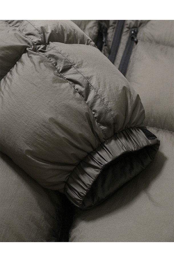 SHADOW PUFFER DOWN PARKA - 쉬어 올리브는 일상, 아웃도어 활동은 물론 여행과 캠핑, 등산 시에도 유용한 다운 파카입니다. 톤 다운된 올리브 컬러에 무지 디자인으로 어떤 스타일에도 쉽게 매치할 수 있으며, 캐주얼, 스포티, 고프코어 스타일을 연출하기 좋습니다. 구스다운 90:10 충전재와 FP800+의 높은 필파워, 방풍 및 발수 기능으로 뛰어난 보온성을 제공하며 경량 설계로 활동성을 높였습니다. 루즈핏으로 편안한 착용감을 선사하며, 양방향 지퍼, 높은 카라, 다양한 포켓, 벨크로 소매 조절 및 밑단 스토퍼 디테일로 기능성을 더했습니다. 겨울철 추위 속에서도 스타일과 따뜻함을 모두 놓치지 마세요.
