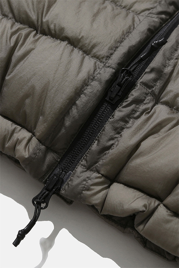 HELIUM 다운 재킷 - 시어 올리브는 겨울철 추위를 막아줄 공용 다운자켓입니다. 캐주얼, 미니멀 스타일을 즐기는 분들께 적합하며, 출근룩과 여행룩에 모두 활용할 수 있습니다. 90:10 구스다운 충전재와 FP800+ 등급의 뛰어난 보온성을 자랑하며, 방풍, 발수 기능으로 변덕스러운 날씨에도 끄떡없습니다. 루즈핏으로 편안한 착용감을 선사하며, 양방향 지퍼, 지퍼 포켓, 내부 지퍼 포켓, 신축성 있는 소매 커프스, 밑단 스토퍼 등의 디테일로 실용성을 더했습니다. 부드러운 촉감의 나일론 소재를 사용하여, 매일 입고 싶은 데일리 아우터가 되어줄 것입니다.
