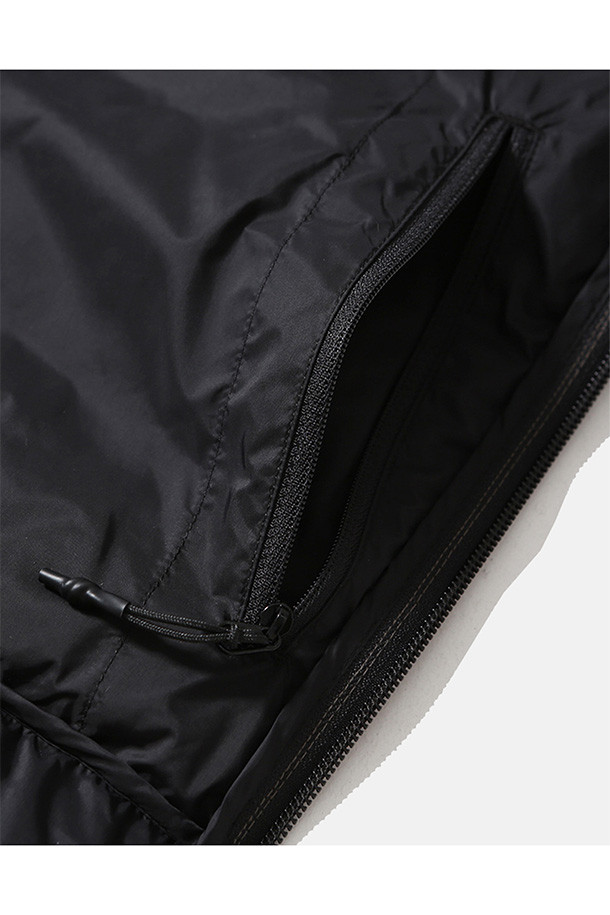 HELIUM 후디드 다운 재킷 - 시어 올리브는 일상, 출근룩, 여행룩에 모두 어울리는 공용 다운자켓입니다. 캐주얼, 스포티, 미니멀 스타일을 아우르는 디자인으로, 방풍, 발수 기능과 뛰어난 보온성, 경량성을 갖춘 겨울철 필수템입니다. 구스다운 90:10 충전재와 FP800+ 등급의 안감을 사용하여 우수한 보온성을 제공하며, 부드러운 나일론 소재와 루즈핏으로 편안한 착용감을 선사합니다. 양방향 지퍼, 지퍼 포켓, 내부 지퍼 포켓, 신축성 있는 소매 커프스, 밑단 스토퍼 등 다양한 기능으로 활용성을 높였습니다.
