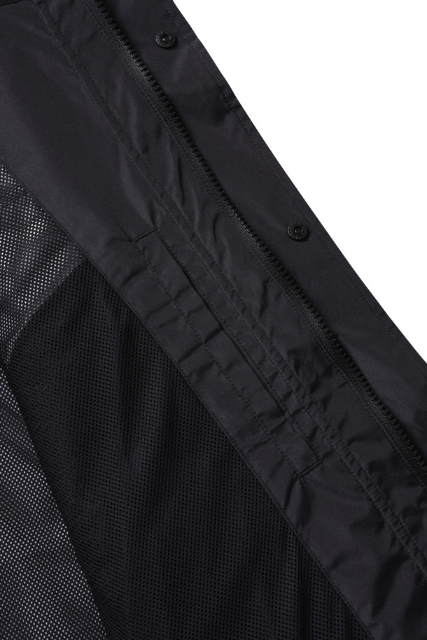 **고어텍스 윈드스토퍼 퍼펙트 피싱 재킷 - 블랙**

남성용 고어텍스 윈드스토퍼 소재의 블랙 재킷입니다. 방수 및 방풍 기능을 갖춰 낚시, 캠핑, 여행 등 다양한 야외 활동에 적합하며, 일상에서도 스타일리시하게 착용할 수 있습니다. 스포티하고 밀리터리한 무드를 동시에 연출하며, 레귤러 핏에 집업 스타일로 편안하게 착용 가능합니다. 후드 수납이 가능하며, 다수의 포켓이 있어 수납성을 높였습니다. 봄, 가을, 겨울, 세 계절 모두 활용할 수 있는 두꺼운 두께감의 재킷입니다.
