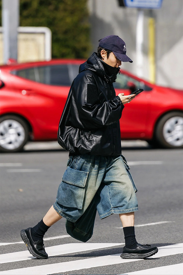 (CLESSTE) 고어텍스 랩스 레더 시티 밀리터리 재킷 - 블랙은 남녀 모두 착용 가능한 밀리터리 스타일의 아우터입니다. 양가죽과 고어텍스 소재를 사용하여 방수, 방풍, 투습 기능을 갖췄으며, 라글란 소매로 활동성을 높였습니다. 두꺼운 두께감과 부드러운 촉감, 레귤러핏으로 편안한 착용감을 제공합니다. 출근룩과 여행룩, 미니멀, 클래식, 스트리트 등 다양한 스타일 연출에 활용할 수 있는 블랙 컬러의 집업 자켓입니다.
