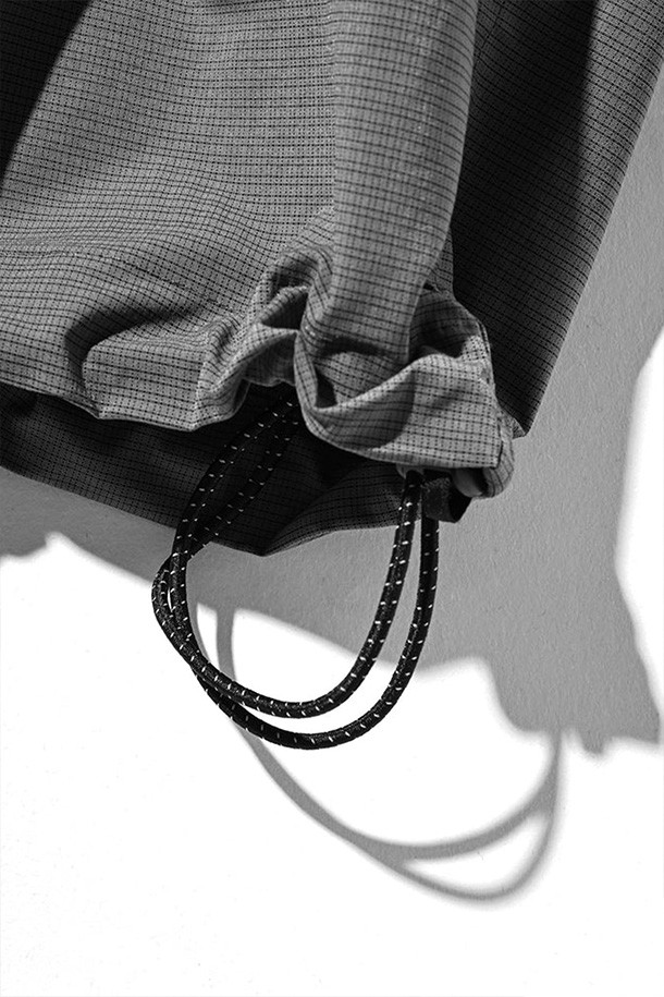 (CLESSTE) GRAPH CHECK WADING S/S 셔츠 재킷은 차콜과 블랙 컬러의 체크 패턴이 돋보이는 남성용 셔츠 자켓입니다. 봄, 여름 시즌에 적합하며, 캐주얼, 스포티한 스타일을 연출합니다. 루즈핏의 레귤러 기장으로 편안하게 착용 가능하며, 스탠드업 칼라와 가슴 플랩 포켓, 드로우스트링으로 실루엣 조절이 용이합니다. 여행룩이나 휴가룩에 활용하기 좋으며, 미니멀한 스타일 연출에도 적합합니다. 반소매 디자인으로 활동성을 높인 얇은 두께의 셔츠형 아우터입니다.
