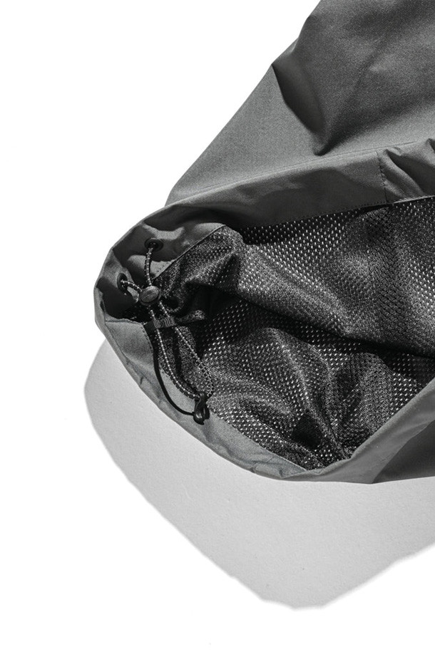 (CLESSTE) GTX CITY 밀리터리 커브 팬츠 - 그래파이트 그레이는 남성용 밀리터리 팬츠입니다. 일상, 아웃도어 활동에 적합하며, 봄, 가을, 겨울 계절에 착용하기 좋습니다. 루즈핏으로 편안함을 강조하며, 무지 디자인에 두꺼운 두께감과 뻣뻣한 촉감의 나일론 소재를 사용했습니다. 카고 포켓과 테크니컬 소재가 특징이며, 캐주얼, 스트리트, 워크웨어 스타일을 연출할 수 있습니다.
