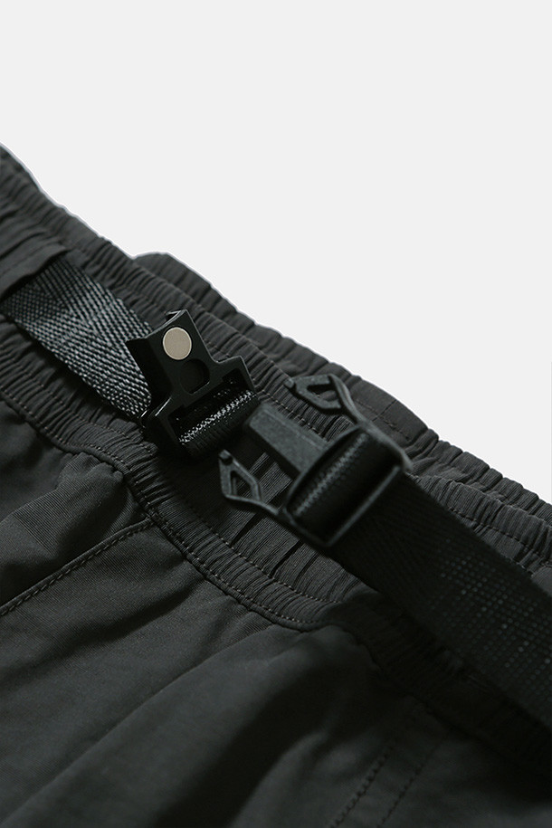 오버 서플라이 팬츠 - 차콜입니다. 면과 나일론 혼방 소재로 제작되어 봄, 가을에 착용하기 좋은 남성용 밀리터리 팬츠입니다. 루즈핏으로 편안한 착용감을 제공하며, 허리 벨트와 밑단 스트링으로 핏 조절이 용이합니다. 사이드 지퍼 포켓, 패치 포켓, 스냅 여밈 포켓 등 다양한 수납 공간을 갖췄으며, 무릎 턱 디테일과 자석 버클이 디자인의 포인트를 더합니다. 일상, 여행, 가을 나들이 등 다양한 TPO에 맞춰 캐주얼, 미니멀, 워크웨어 스타일을 연출해보세요.
