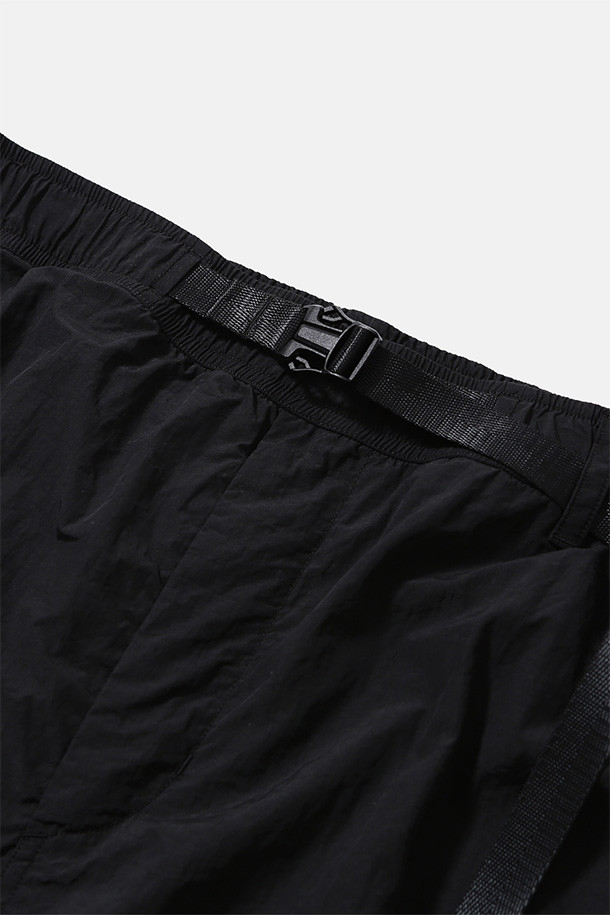 유틸리티 하이킹 라인드 팬츠 - 블랙은 남성용 긴바지로, 가을과 겨울에 적합한 두꺼운 두께감의 팬츠입니다. 나일론과 면 혼방 소재에 기모 안감으로 보온성을 높였으며, 루즈핏으로 편안한 착용감을 제공합니다. 허리 벨트 조절, 지퍼 포켓, 거셋 디테일, 밑단 스트링, 내장형 이밴드 등 하이킹과 아웃도어 활동에 유용한 기능들을 갖추었습니다. 스포티, 캐주얼 스타일 연출이 가능하며 등산, 캠핑, 겨울철 데일리룩에 활용하기 좋습니다.
