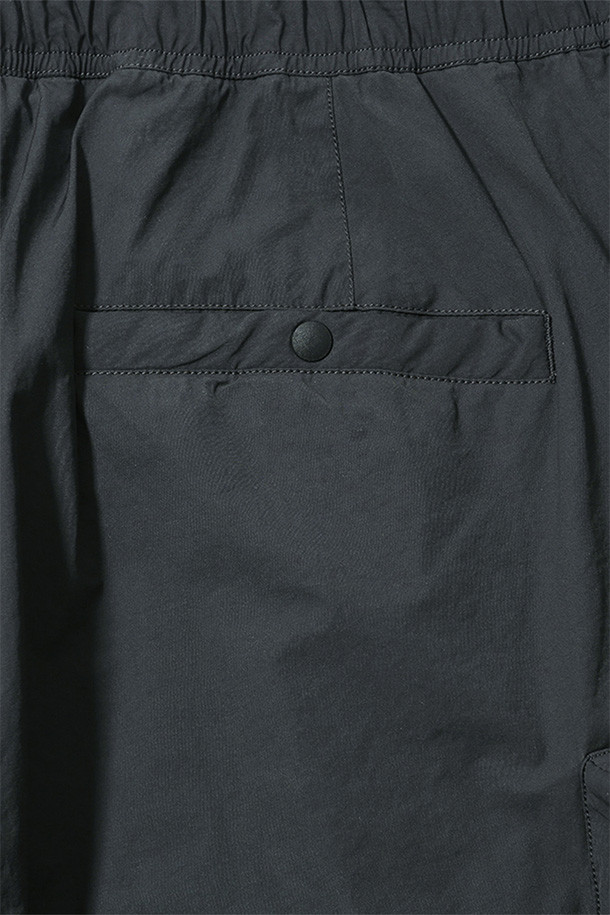 SIMO LINED PANTS - 차콜은 스위스 군 저격수 군복을 기반으로 제작된 남성용 라인드 팬츠입니다. 겨울철 일상과 밀리터리 스타일을 모두 만족시키는 이 바지는 두꺼운 두께감과 발열 안감으로 뛰어난 보온성을 제공합니다. 루즈핏으로 편안한 착용감을 선사하며, 허리 벨트, 밑단 스트링 조절 기능으로 사이즈를 맞춤 조절할 수 있습니다. 플랩 포켓과 스냅 여밈 디테일이 특징이며, 워크웨어, 캐주얼, 미니멀 스타일 모두 소화 가능한 활용도 높은 아이템입니다. 차콜 색상의 무지 패턴으로 어떤 상의와도 쉽게 매치하여 겨울 데일리룩, 캠핑룩을 연출할 수 있습니다.
