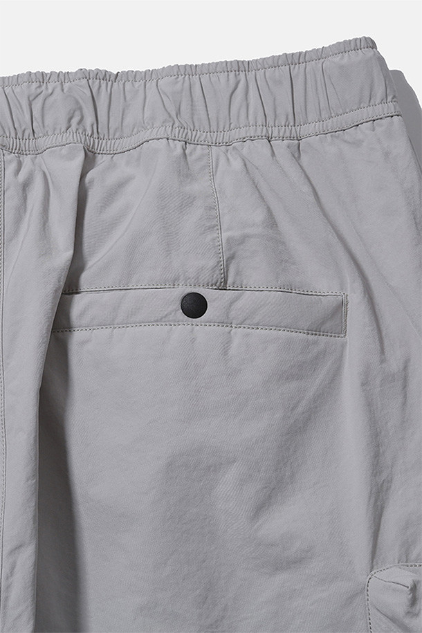 SIMO LINED PANTS - OYSTER (시모 라인드 팬츠 - 오이스터)는 남성용 바지로, 스위스 군 저격수 군복을 베이스로 제작되어 밀리터리 스타일을 연출합니다. 두꺼운 두께감과 발열 안감으로 겨울철에도 따뜻하게 착용 가능하며, 루즈핏으로 편안한 착용감을 제공합니다. 허리 벨트, 밑단 스트링, 내장형 이밴드, 패치 포켓 등 다양한 디테일이 돋보이며, 일상, 여행, 산책 등 다양한 TPO에 활용 가능합니다. 나일론과 면 혼방 소재에 무지 패턴으로 워크웨어, 미니멀, 클래식 스타일을 모두 소화합니다.
