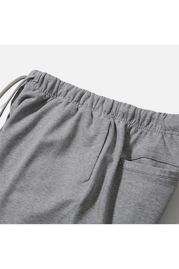 남성용 'BAGGY SWEAT PANTS (배기 스웻 팬츠) - 헤더 그레이'입니다. 부드러운 면과 폴리에스테르 혼방 소재로 제작되어 편안한 착용감을 선사하며, 봄, 가을, 겨울 모두 활용 가능합니다. 넉넉한 배기핏과 루즈핏으로 편안함을 강조하고, 두꺼운 두께감으로 보온성을 더했습니다. 허리 부분에는 내장형 밴딩과 스트링이 있어 조절이 용이하며, 사이드 및 후면 포켓으로 실용성을 높였습니다. 캐주얼, 스포티, 미니멀 스타일을 소화하며 집콕룩, 산책룩, 캠핑룩 등 다양한 TPO에 활용하기 좋습니다.
