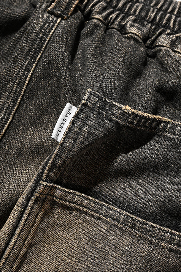 (CLESSTE) 빈티지 블랙 데님 워커 하프 팬츠는 남녀 모두 착용 가능한 루즈핏 하프 팬츠입니다. 10.5oz 데님 소재에 셀비지 데님을 사용하여 내구성을 높였으며, 빈티지 오버다잉 처리로 독특한 색감과 멋을 더했습니다. 페인터 팬츠 디자인과 뒷면 유틸리티 포켓, 내부 드로코드를 통해 실용성을 강조했습니다. 로우/하이 웨이스트로 다양하게 연출 가능하며, 캐주얼, 스트릿, 워크웨어 스타일을 즐겨 입는 분들께 추천합니다. 봄, 여름, 가을, 겨울 사계절 모두 활용 가능한 아이템으로 여행룩, 캠핑룩 등 폭넓게 활용할 수 있습니다.
