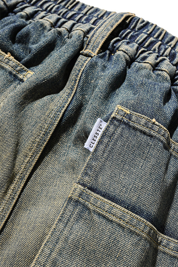 (CLESSTE) 빈티지 데님 워커 하프 팬츠 - 빈티지 인디고는 워크웨어와 캐주얼 스타일을 모두 아우르는 남성용 하프 팬츠입니다. 사계절 모두 착용 가능하며, 여행룩과 캠핑룩에 잘 어울립니다. 10.5oz의 데님 소재로 제작되었으며, 빈티지 오버다잉 처리로 독특한 색감을 연출합니다. 루즈핏으로 편안한 착용감을 제공하며, 셀비지 데님, 페인터 팬츠 디자인, 뒷면 유틸리티 포켓, 내부 드로코드 등의 디테일이 돋보입니다. 로우/하이 웨이스트로 다양하게 연출할 수 있습니다.
