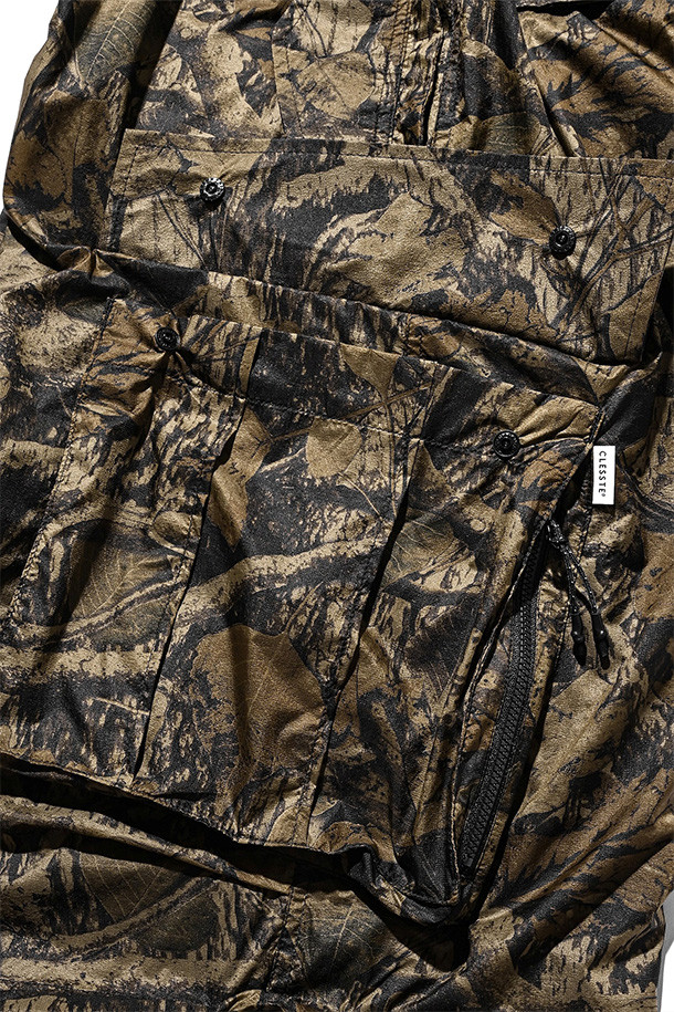 (CLESSTE) 리얼 트리 립스탑 나일론 시티 밀리터리 하프 팬츠 003 - 올리브는 남성용 바지로, 여름철 일상 및 아웃도어 활동에 적합한 밀리터리 스타일의 하프 팬츠입니다. 얇고 가벼운 립스탑 나일론 소재를 사용하여 활동성을 높였으며, 올리브 컬러의 카모 패턴이 특징입니다. 허리 밴딩과 사이즈 조절, 어저스터 조절 기능으로 편안한 착용감을 제공하며, 측면 포켓 2개로 수납성을 더했습니다. 여행룩, 휴가룩, 캠핑룩 등 다양한 TPO에 활용 가능하며, 캐주얼 및 고프코어 스타일을 연출하기 좋습니다.
