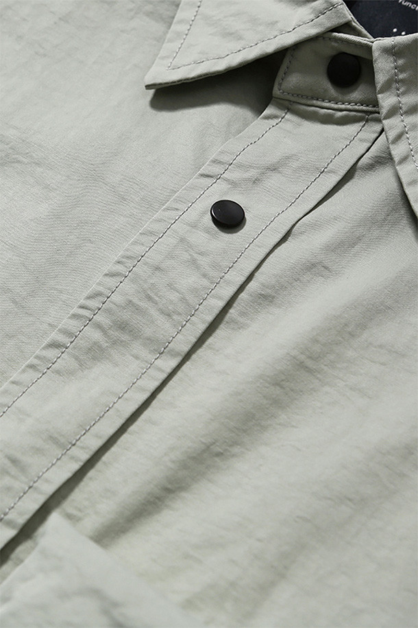 GEAR POCKET 셔츠 - 라이트 토프는 남성용 셔츠로, 봄과 여름에 착용하기 좋습니다. 캐주얼, 미니멀, 시티보이 스타일에 어울리며, 일상, 동네 마실, 여행, 산책 등 다양한 TPO에 활용할 수 있습니다. 라이트 토프 컬러의 오버핏 셔츠로, 레귤러 카라와 긴 소매 기장이 특징입니다. 얇은 두께감의 나일론, 면 혼방 소재에 등판 메쉬 요크, 3개의 입체 포켓, 소매 턱 디테일이 더해져 통기성을 높였습니다. 스냅 여밈 방식의 무지 셔츠로 편안하고 세련된 스타일을 연출해보세요.
